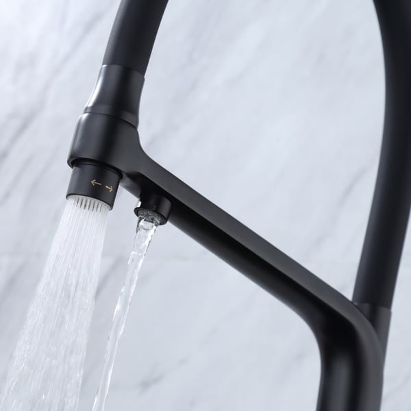 Detalle del grifo de cocina GRIFERS CALIGARUM con salida de agua filtrada y agua corriente